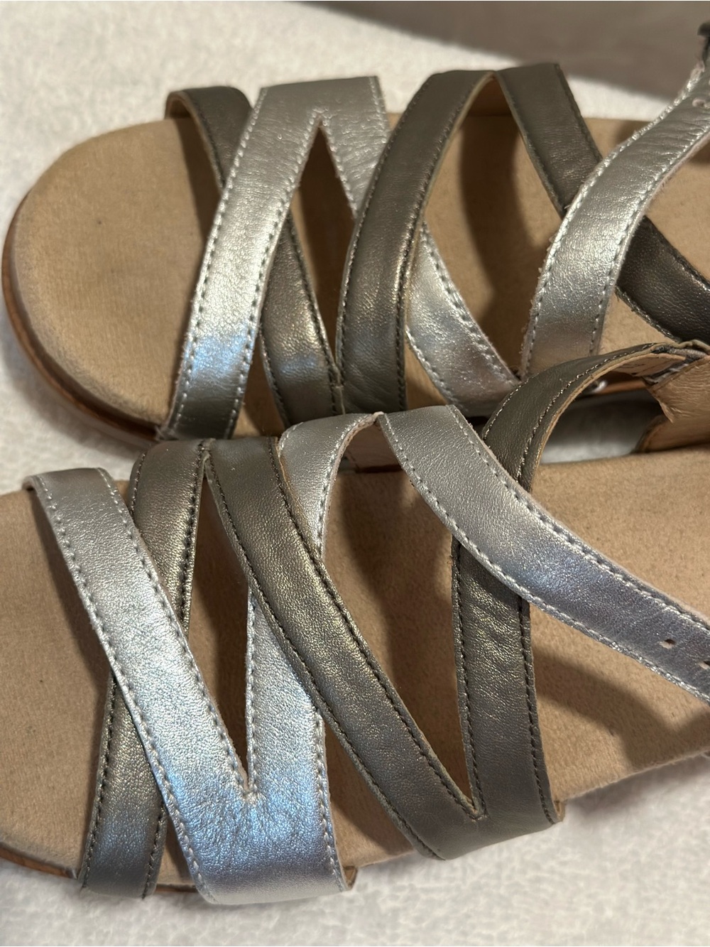 Dansko leather strip sandals wedge
Silver/Taupe metallic
Size: 37 - Picture 7 of 7